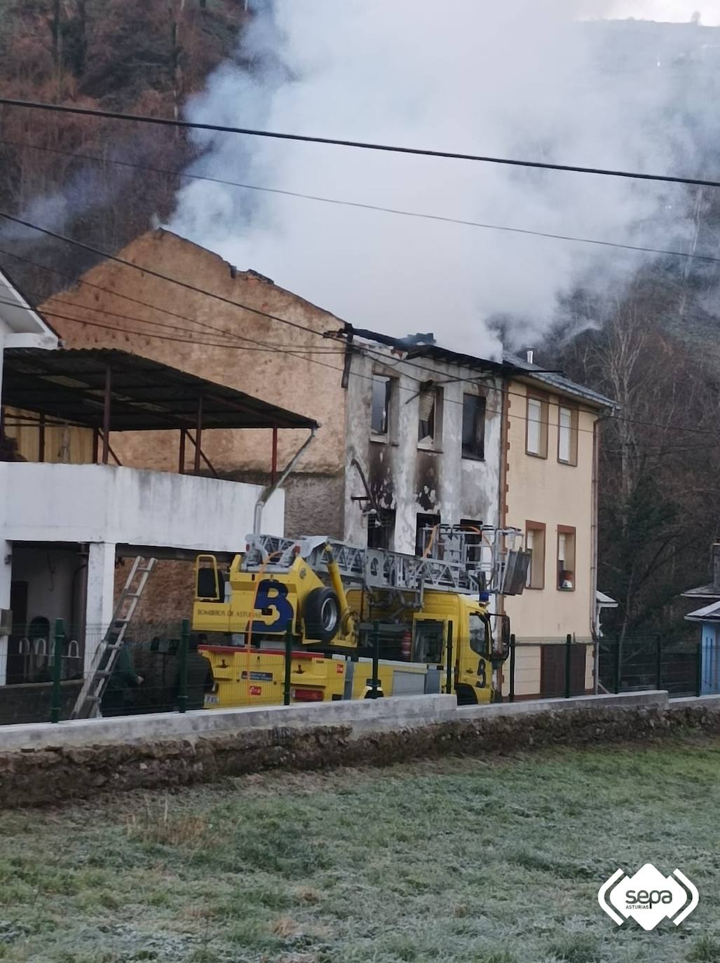 Fotos: Trágico incendio en una vivienda en Cangas del Narcea