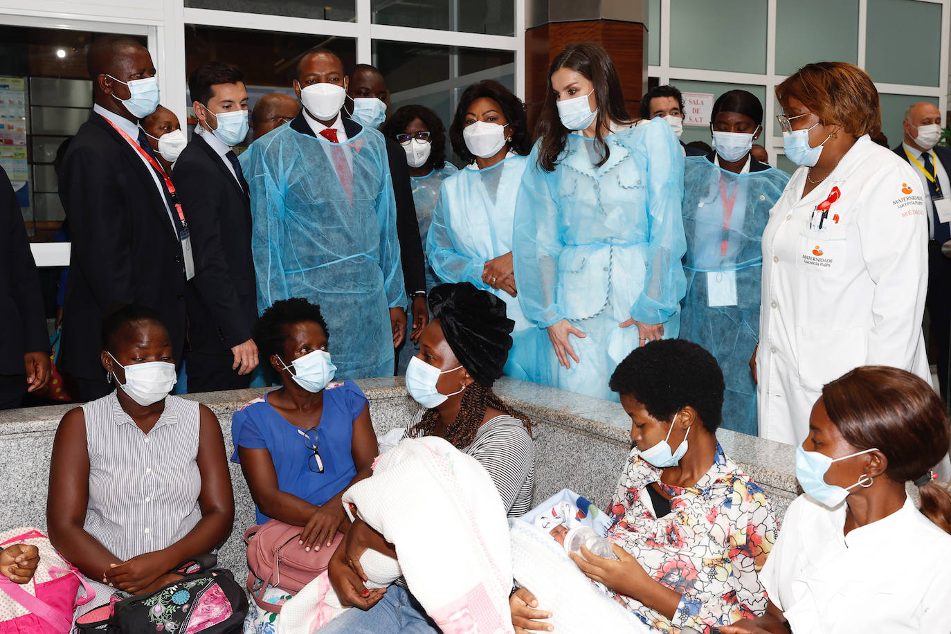 Fotos: La reina Letizia en Angola: de un conjunto rosa palo a un estiloso vestido de lunares