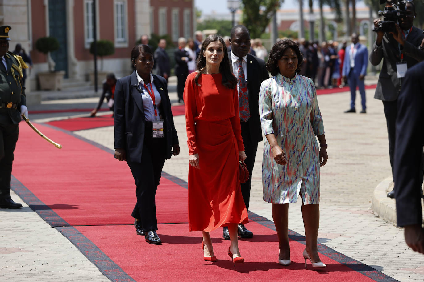 Fotos: La reina Letizia en Angola: de un conjunto rosa palo a un estiloso vestido de lunares