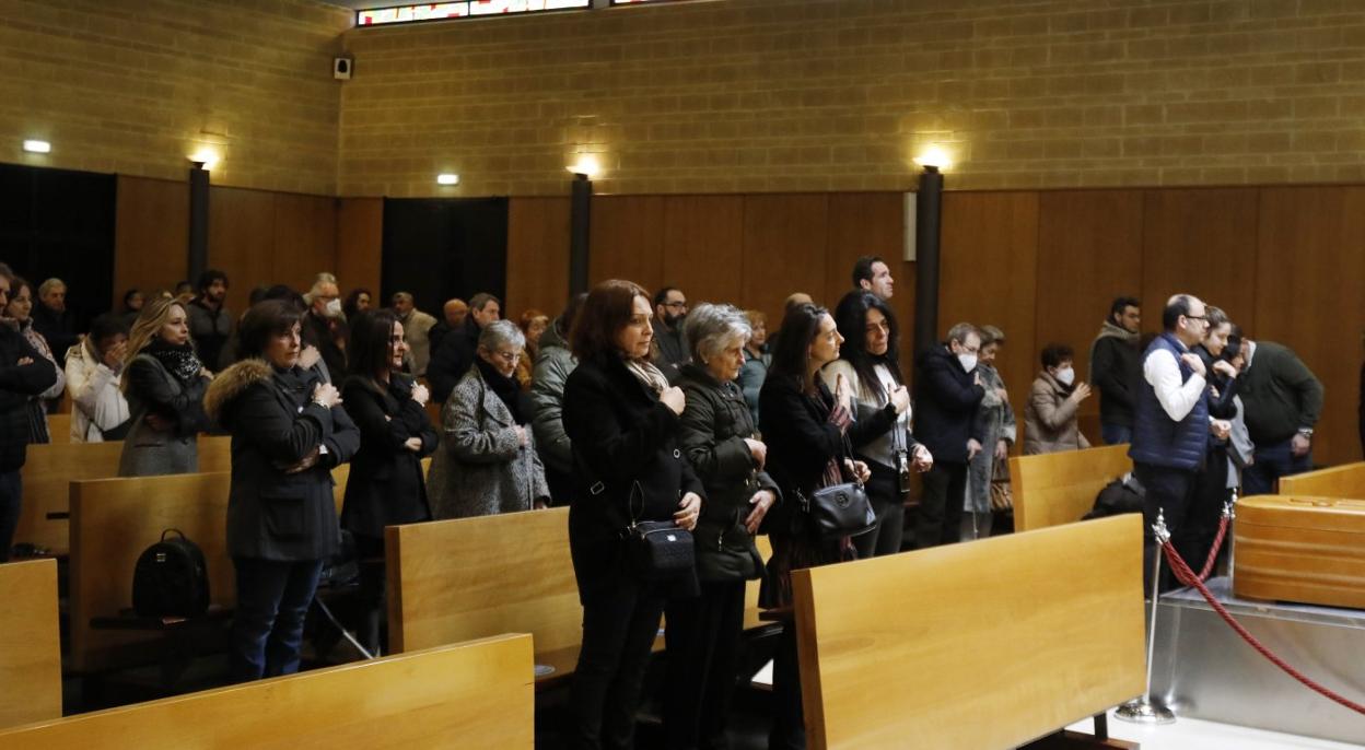 La capilla del Tanatorio de Cabueñes acogió a la familia y a los amigos del poeta gijonés. 