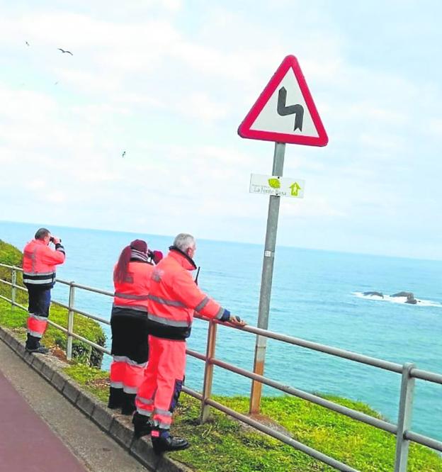 Voluntarios de Protección Civil de Valdés rastrean la mar con los prismáticos. 