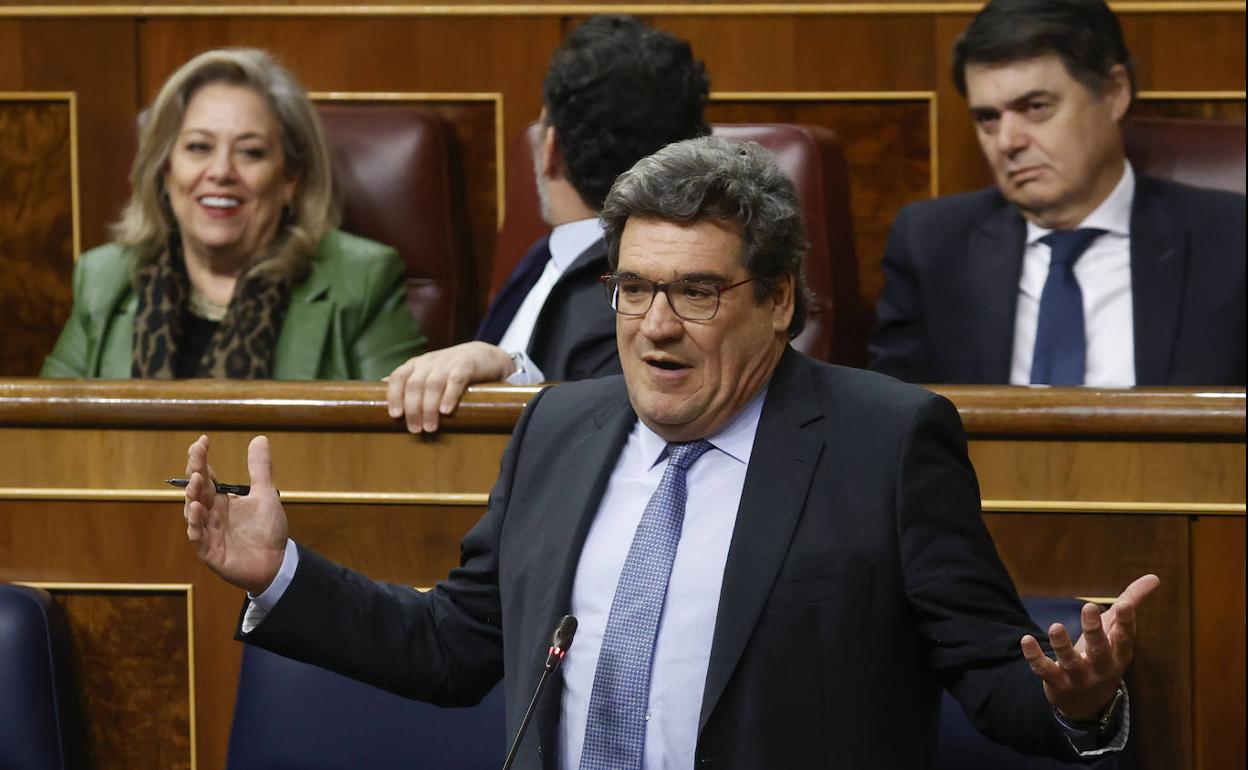 El ministro de Inclusión, Seguridad Social y Migraciones, José Luis Escrivá, interviene durante la sesión de control al Gobierno este miércoles en el Congreso. 