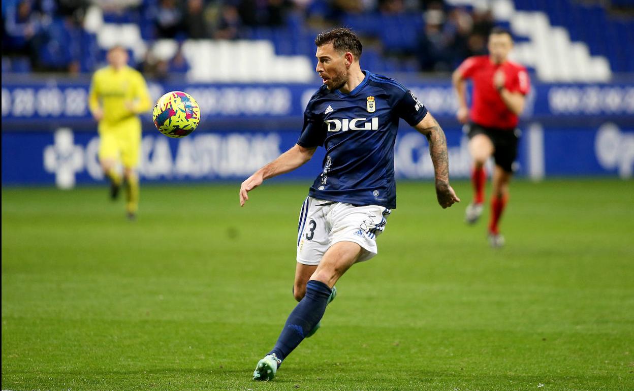 Sergi Enrich en una jugada del partido de Liga de Segunda División entre el Real Oviedo y el Villarreal B. 