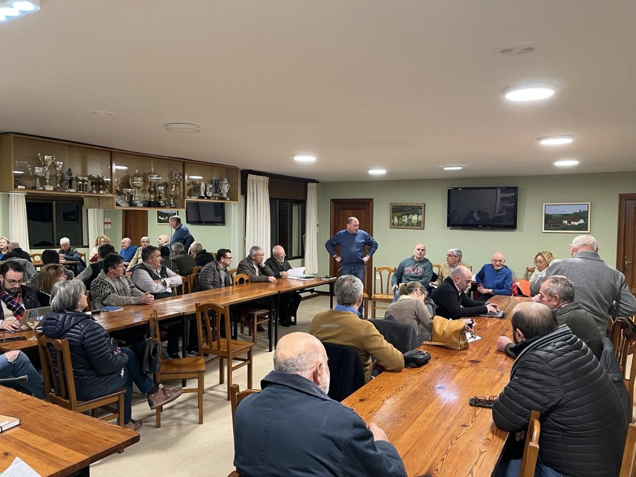 Floro y Monchu García durante la reunión con 'Les Caseríes' en Leorio.