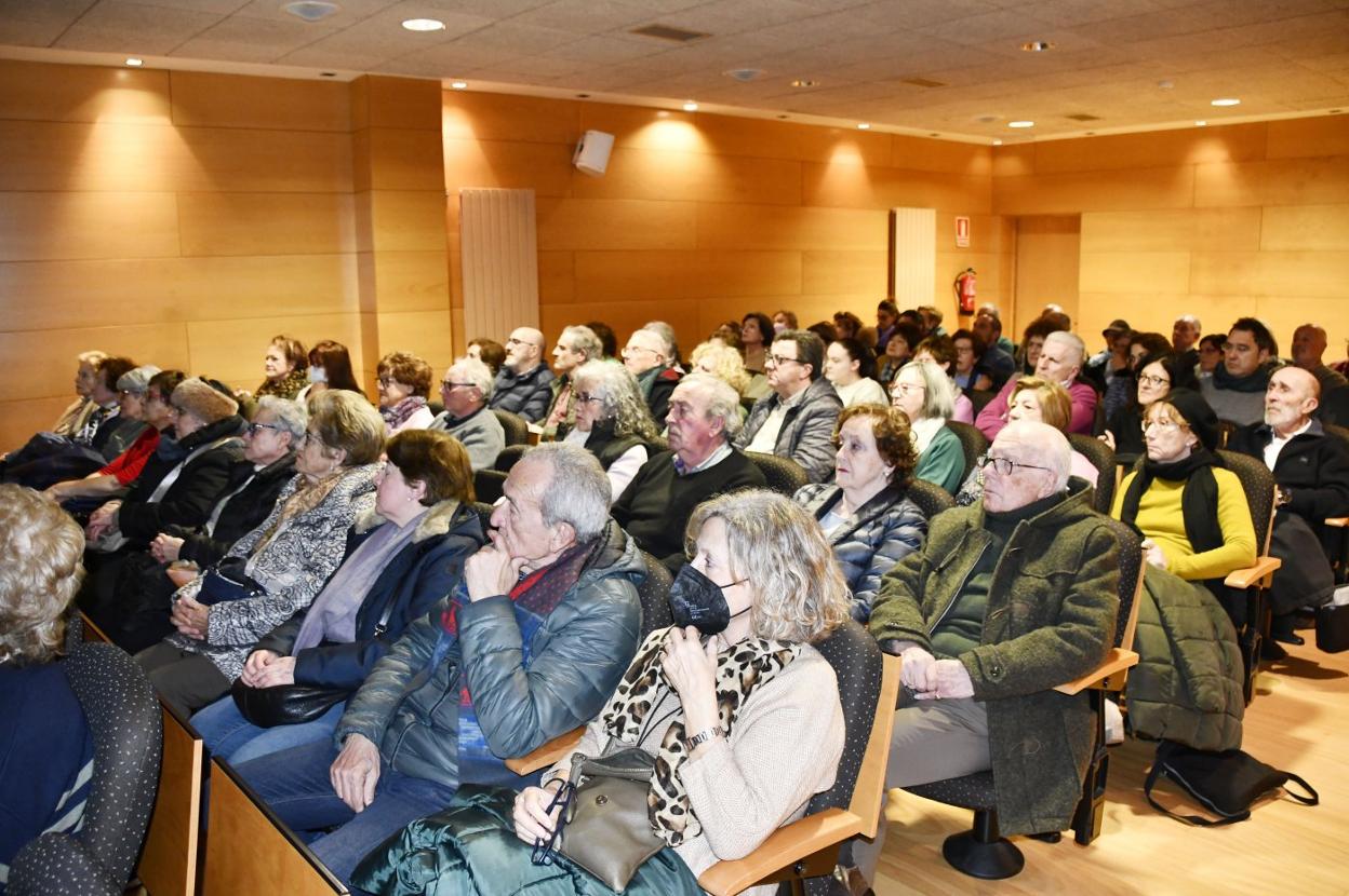 La charla de ayer del Aula de LA VOZ llenó el salón de actos del Centro de Servicios Universitarios. 
