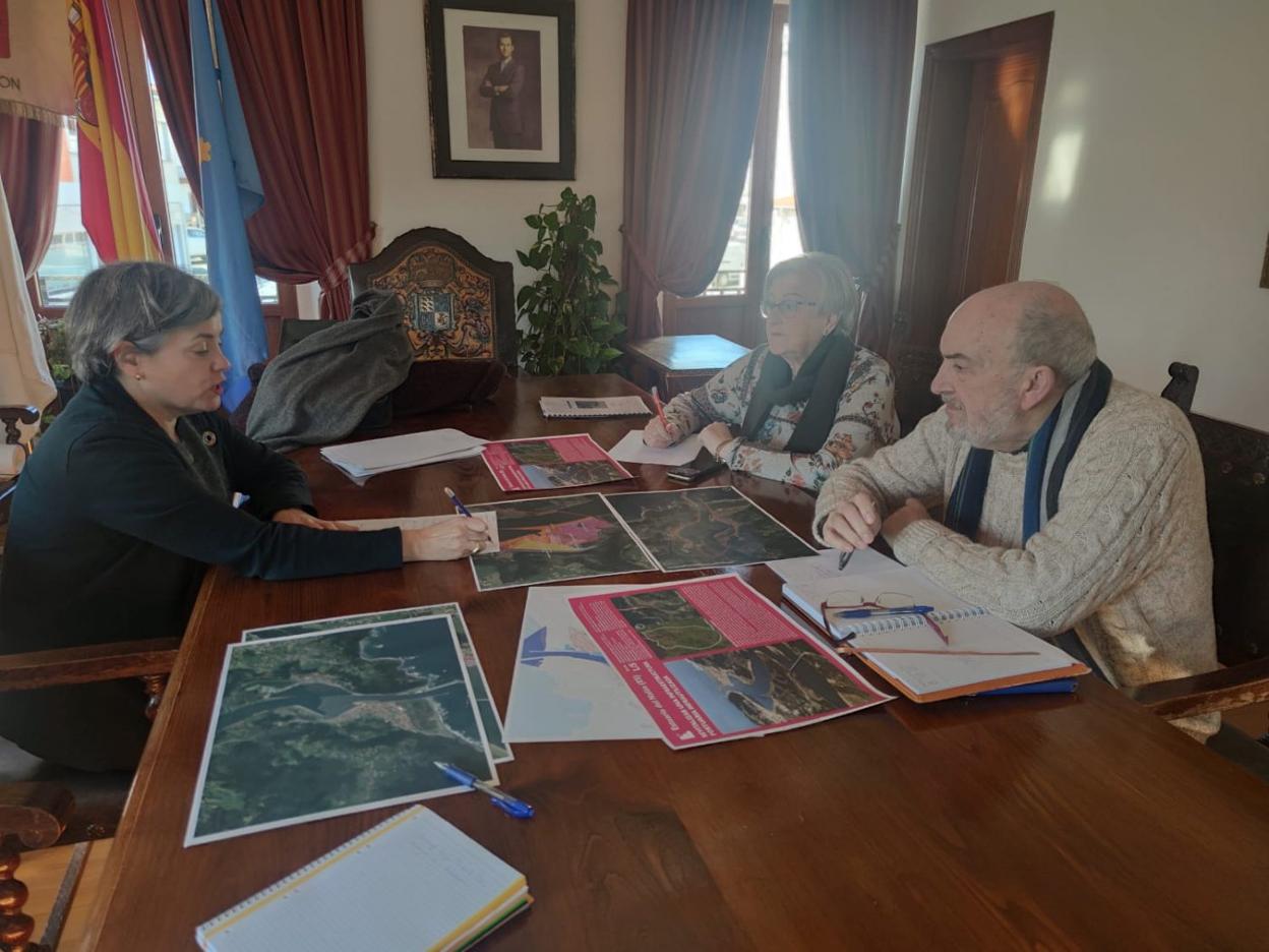 La directora de Urbanismo se reunió con los alcaldes de Soto y Muros.