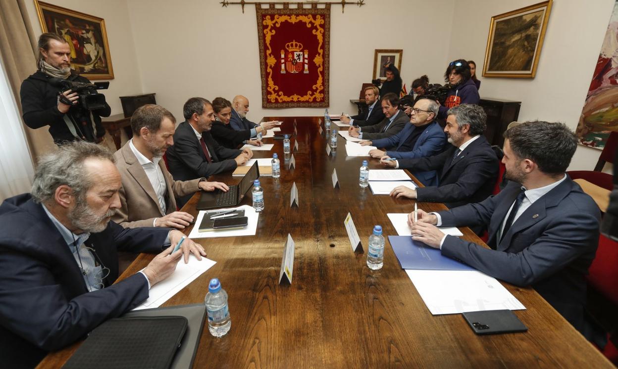 A la izquierda, Xavier Flores (en el centro) y representantes del ministerio y a la derecha el viceconsejero de Movilidad, Jorge García, y el consejero de Medio Rural y Cohesión Territorial, Alejandro Calvo, con los representantes del Gobierno cántabro. 