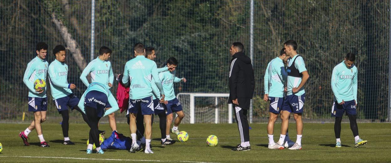 Perera, segundo de Cervera, estuvo al frente de la sesión de ayer ante la ausencia del técnico carbayón. 