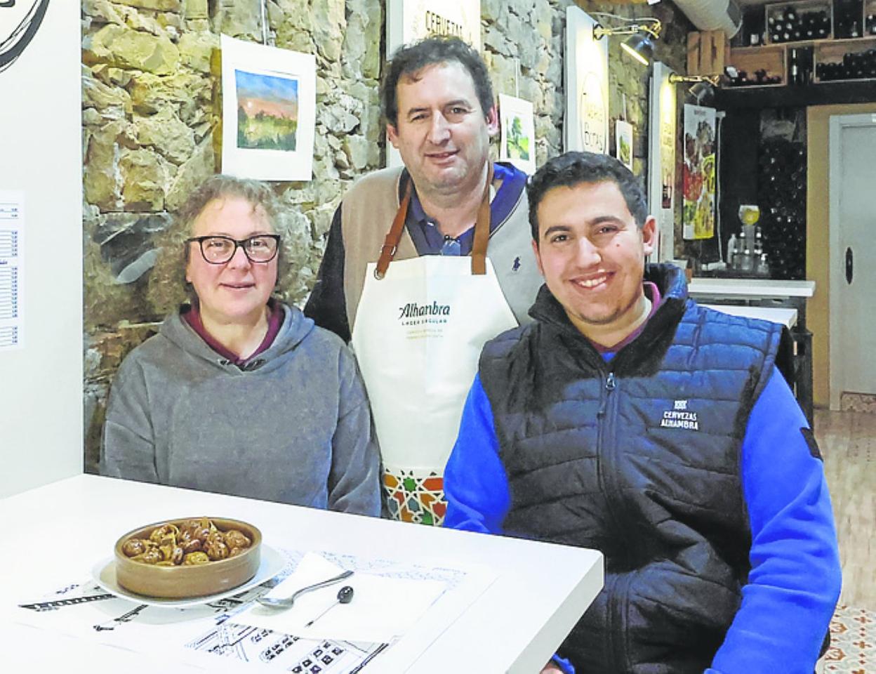 Miguel Bello y Ángela Núñez, con su hijo Mario.