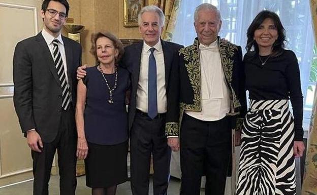 Vargas Llosa, junto a su exmujer y sus hijos.