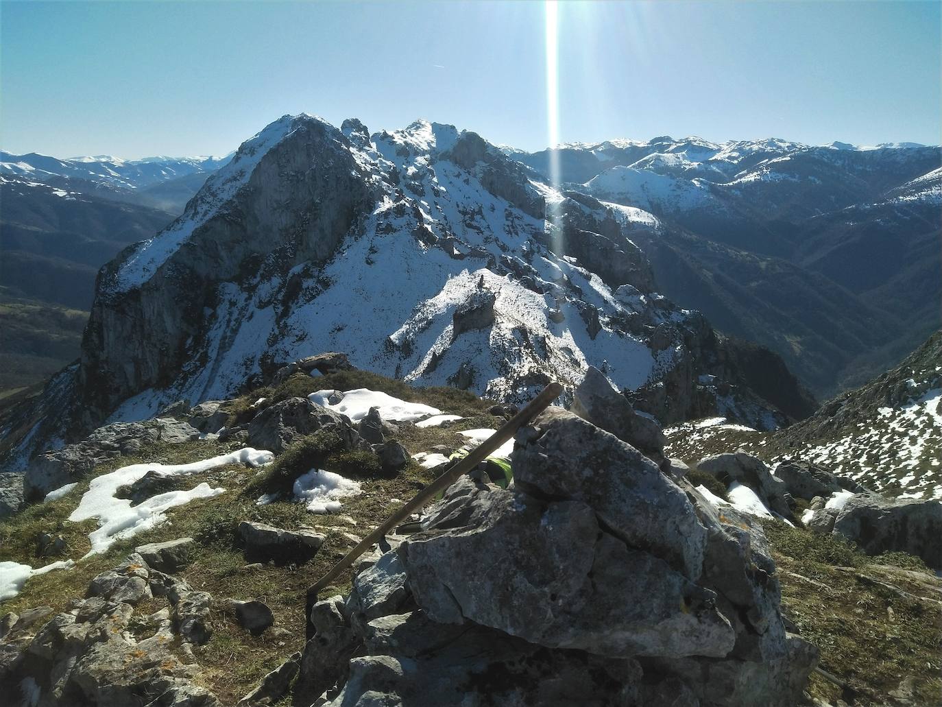 La Hoya, la Verde, Cuetu Mar y Cuetu Redondu, en primer plano y muy cercanas a la cima más septentrional de la Forcada 