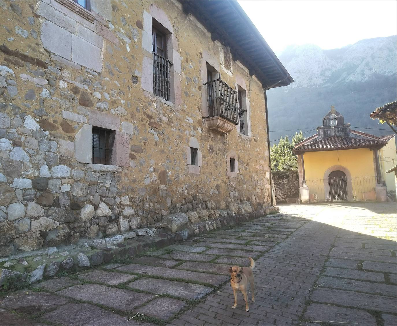 Punto de partida de la ruta, junto a la pequeña iglesia de San Antonio de Villamejin 