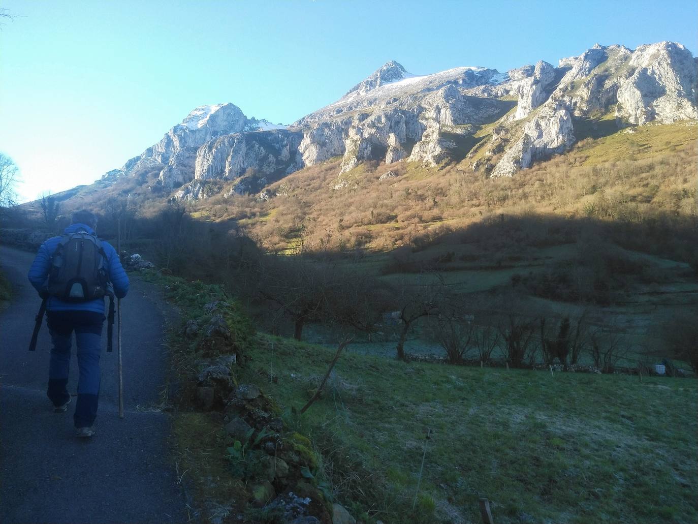 Pista que parte de Villamejin, con la Forcada siempre a la vista a mano derecha del caminante 