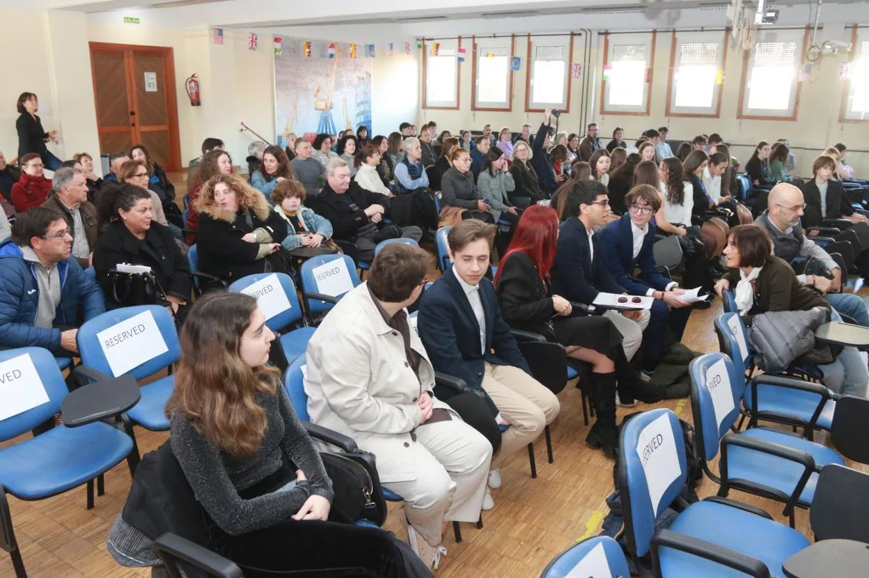 Alumnos del IES Emilio Alarcos durante el acto académico. 