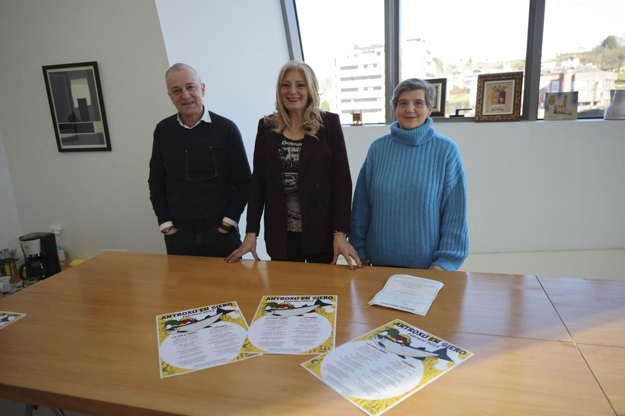 Ramón Quirós, Aurora Cienfuegos y Cristina Pérez, ayer en la presentación del Carnaval. 