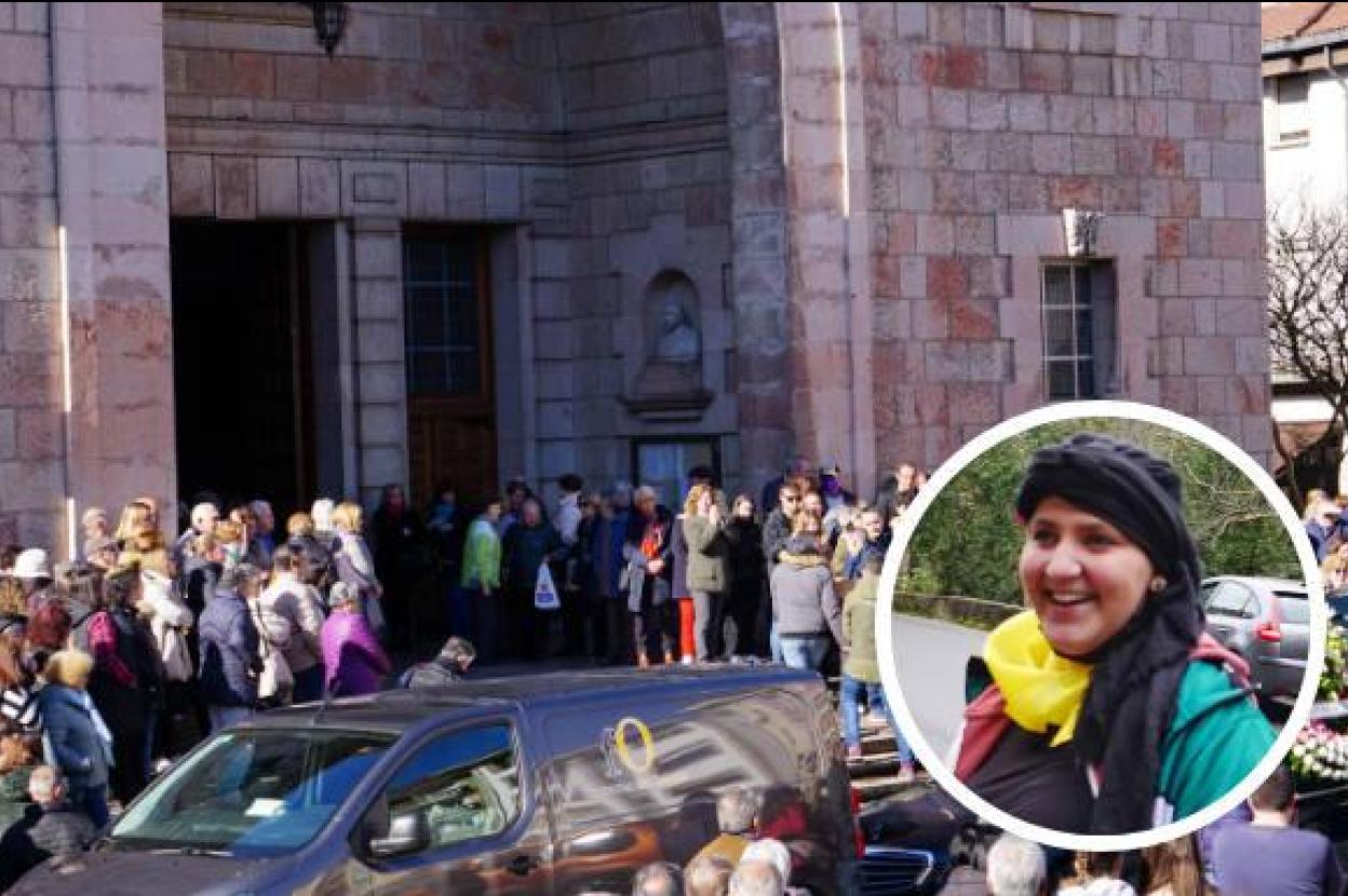 Asistentes al funeral de Andrea Alonso en la iglesia parroquial de Cangas de Onís. 