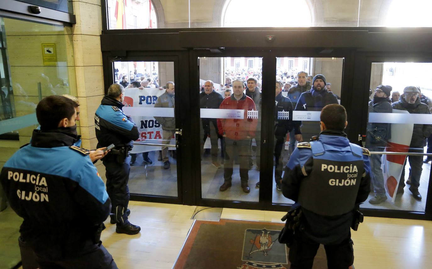 Fotos: Protesta en Gijón de los trabajadores de EMTUSA