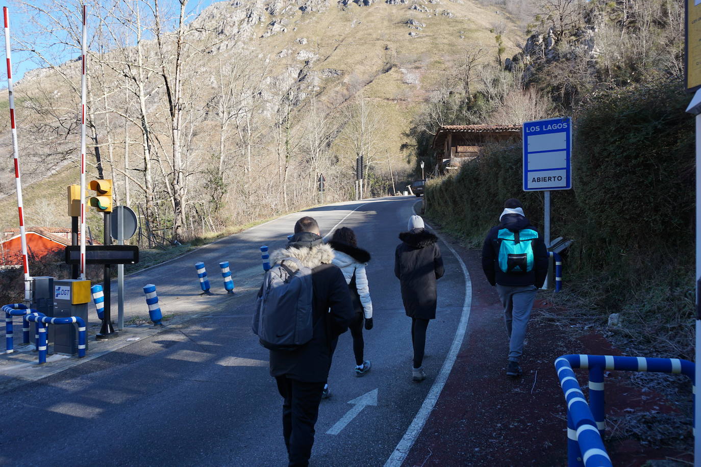 Fotos: La falta de aparcamiento complica la visita a los Lagos