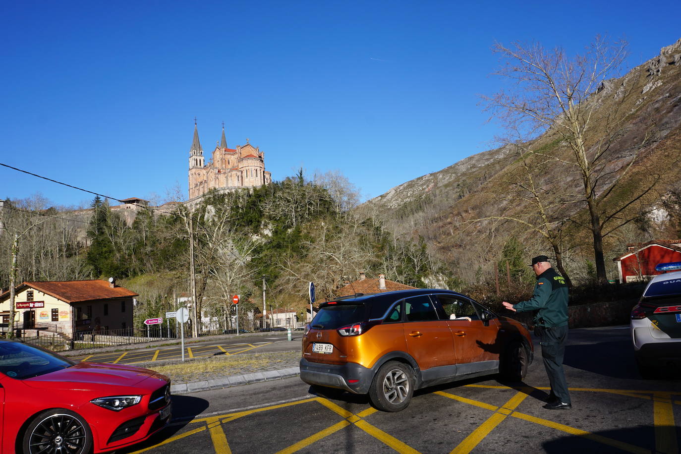 Fotos: La falta de aparcamiento complica la visita a los Lagos