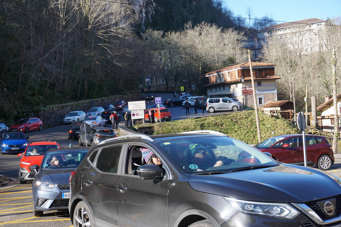 Fotos: La falta de aparcamiento complica la visita a los Lagos