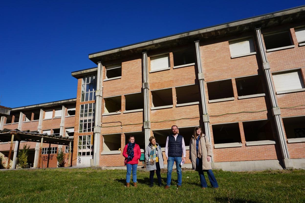 Aranzazu Machargo, Viri Iglesias, Iván Allende y Patricia Ferreros, ayer, ante el antiguo instituto de San Cipriano, en Piloña. 