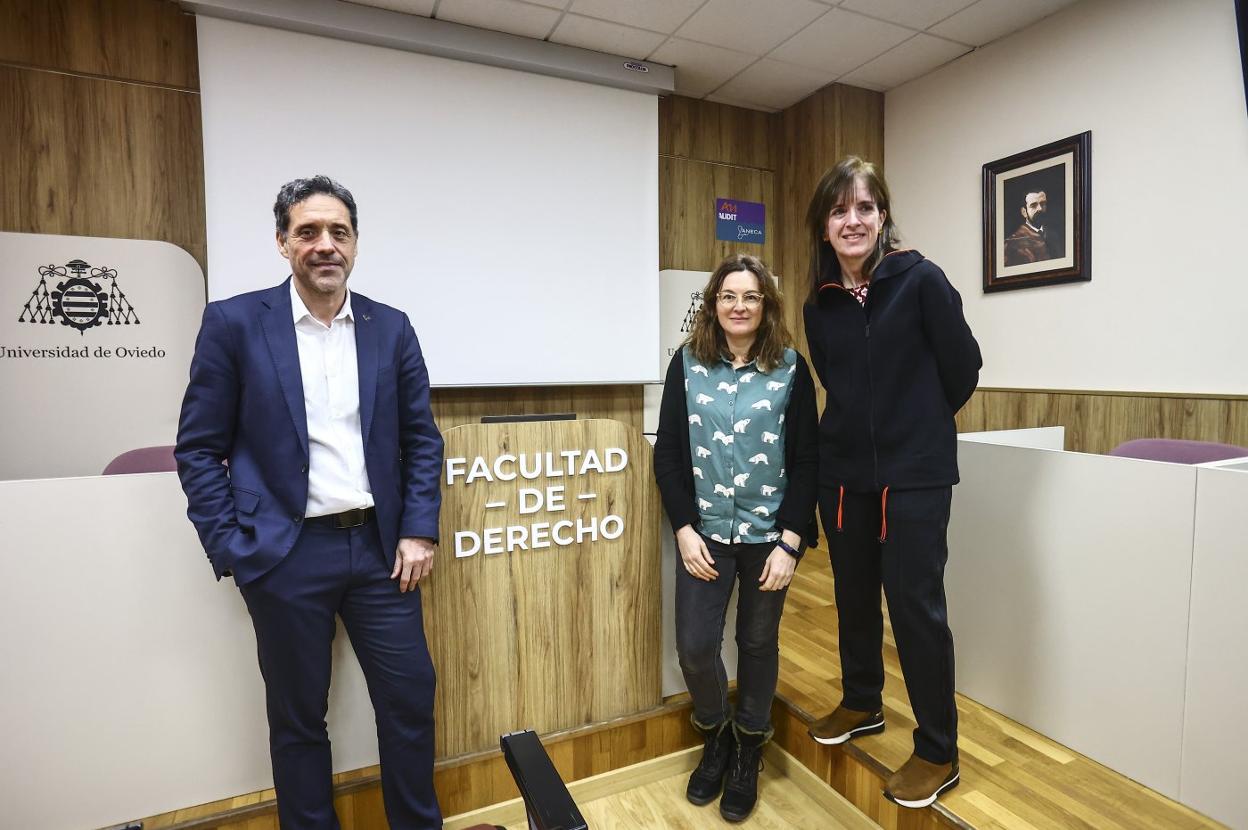 Javier Fernández, María Valvidares y Leonor Suárez, antes de la charla. 