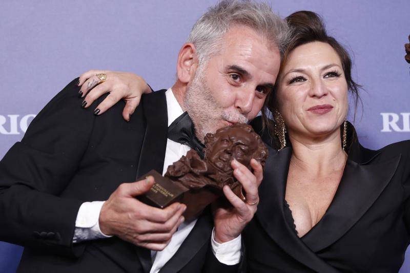 Los maquilladores Yolanda Piña y Felix Terrero tras recibir el premio a mejor maquillaje y peluquería por su trabajo en 'Modelo 77'. 