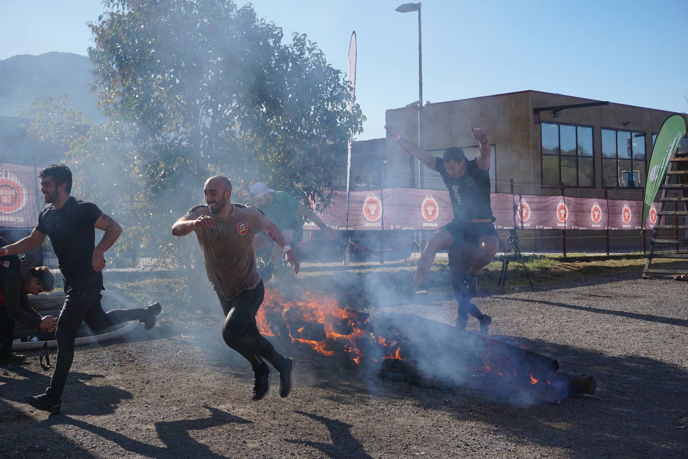 Fotos: Seiscientos corredores con «ganas de barro» en Cangas