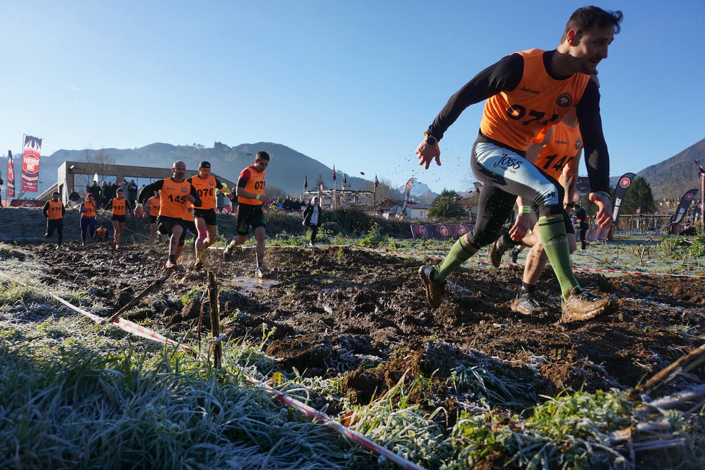 Fotos: Seiscientos corredores con «ganas de barro» en Cangas