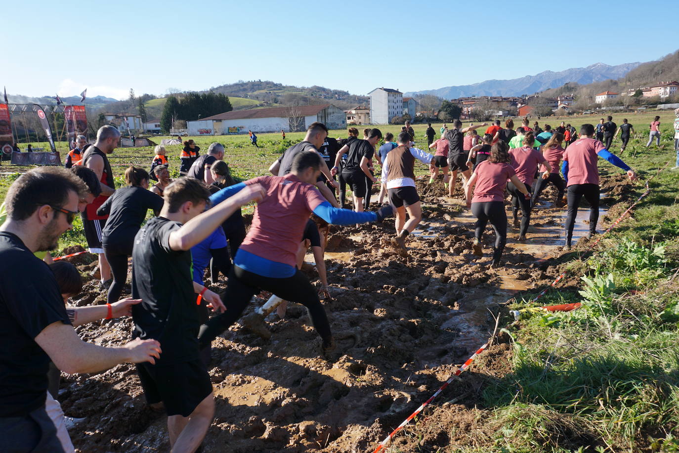 Fotos: Seiscientos corredores con «ganas de barro» en Cangas