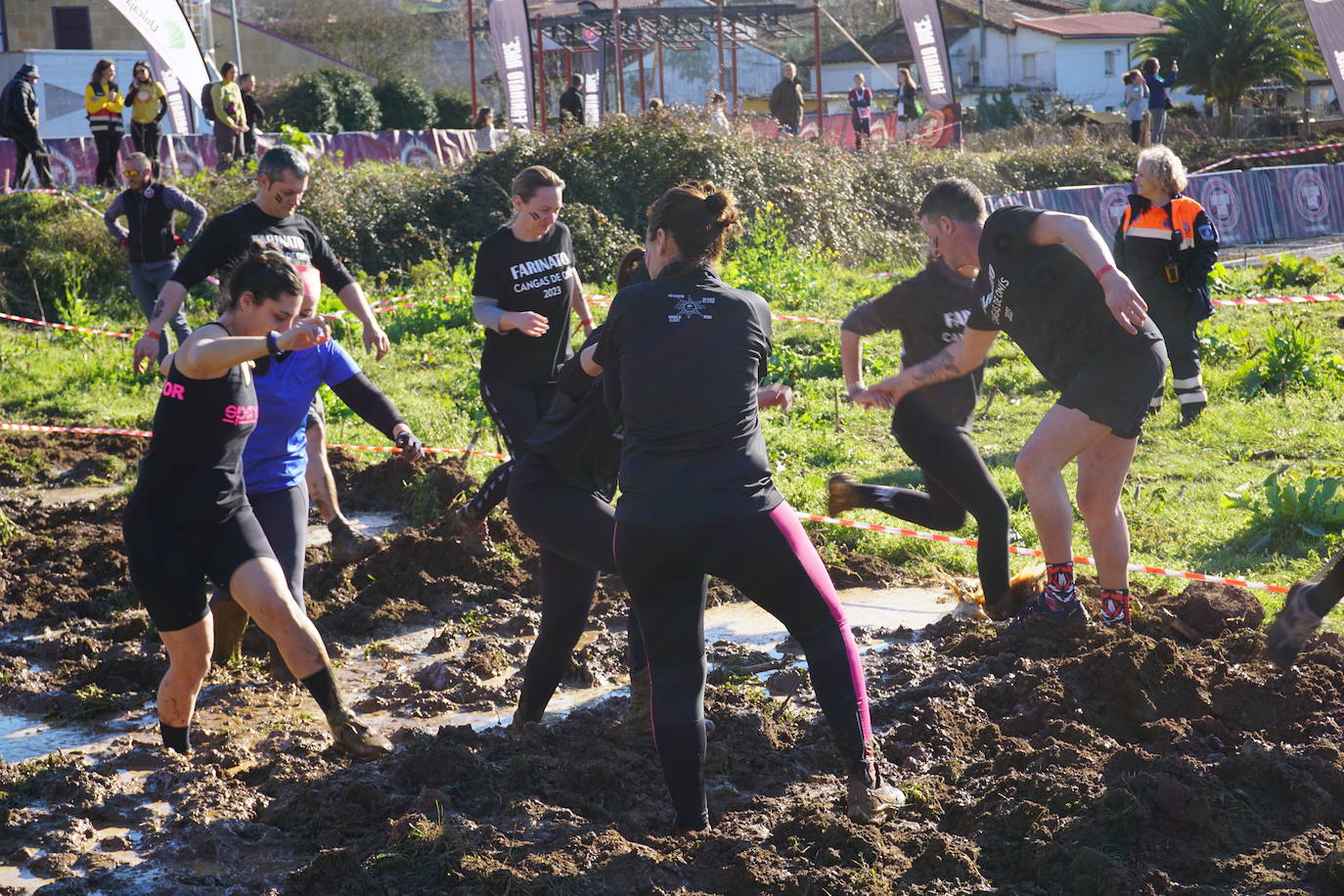 Fotos: Seiscientos corredores con «ganas de barro» en Cangas