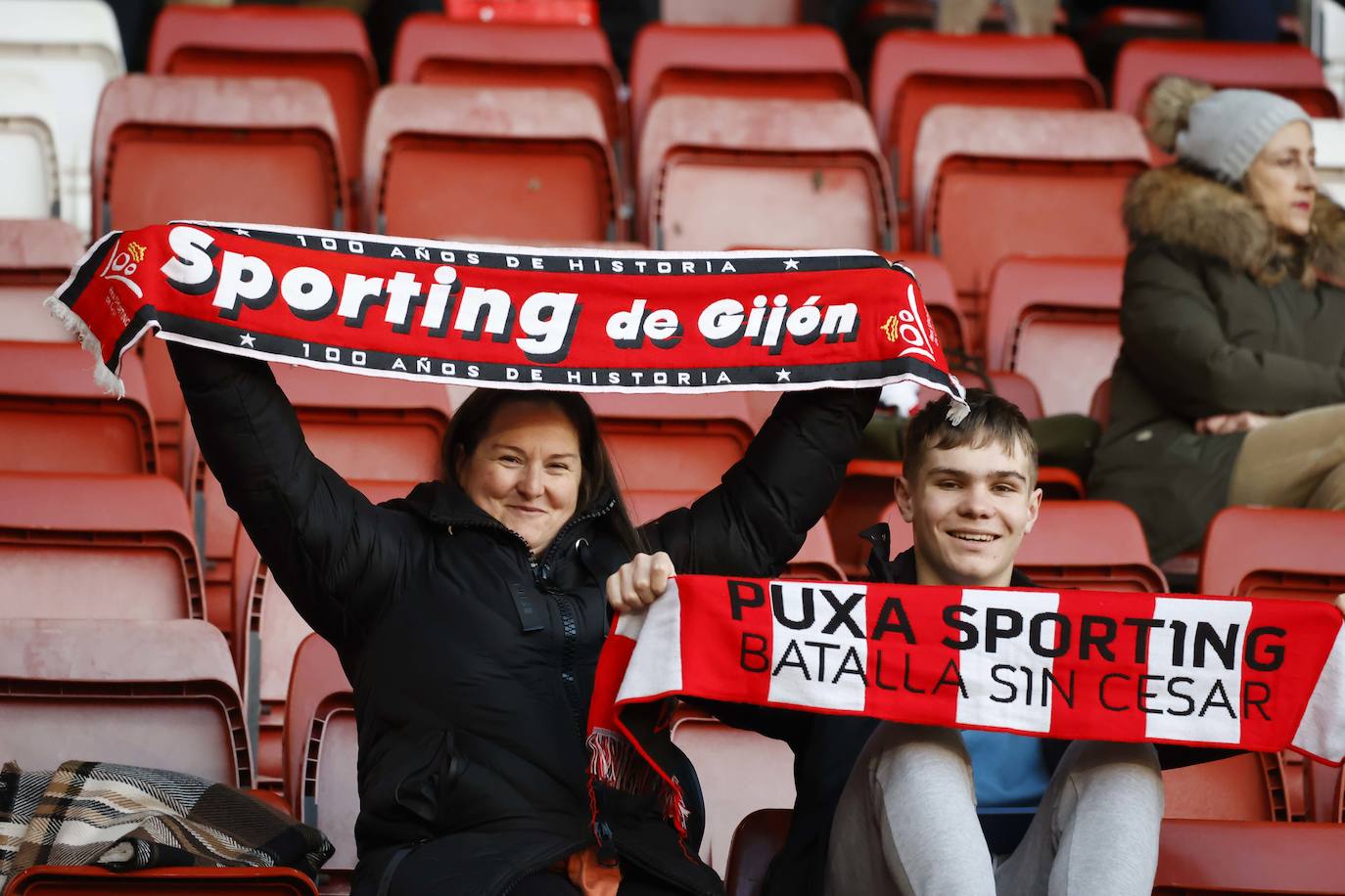 Fotos: ¿Estuviste en el Sporting - Huesca? ¡Búscate en El Molinón!