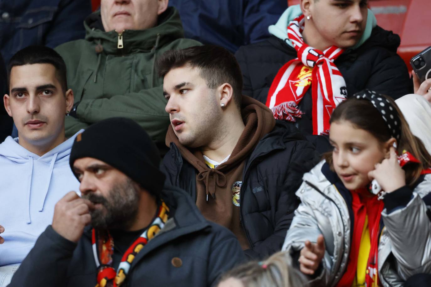 Fotos: ¿Estuviste en el Sporting - Huesca? ¡Búscate en El Molinón!