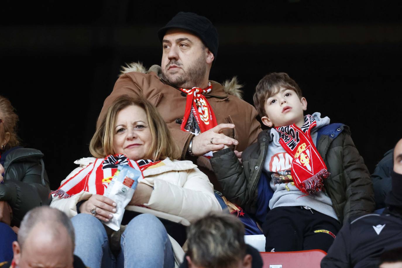 Fotos: ¿Estuviste en el Sporting - Huesca? ¡Búscate en El Molinón!