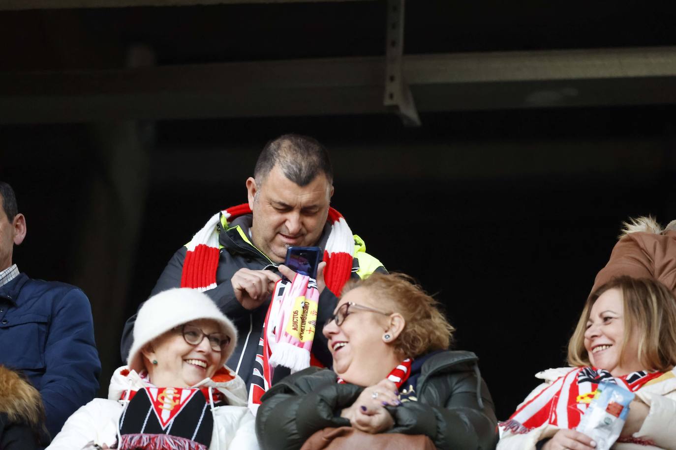 Fotos: ¿Estuviste en el Sporting - Huesca? ¡Búscate en El Molinón!