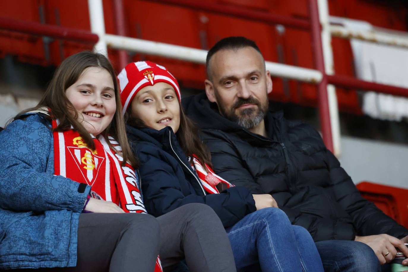 Fotos: ¿Estuviste en el Sporting - Huesca? ¡Búscate en El Molinón!