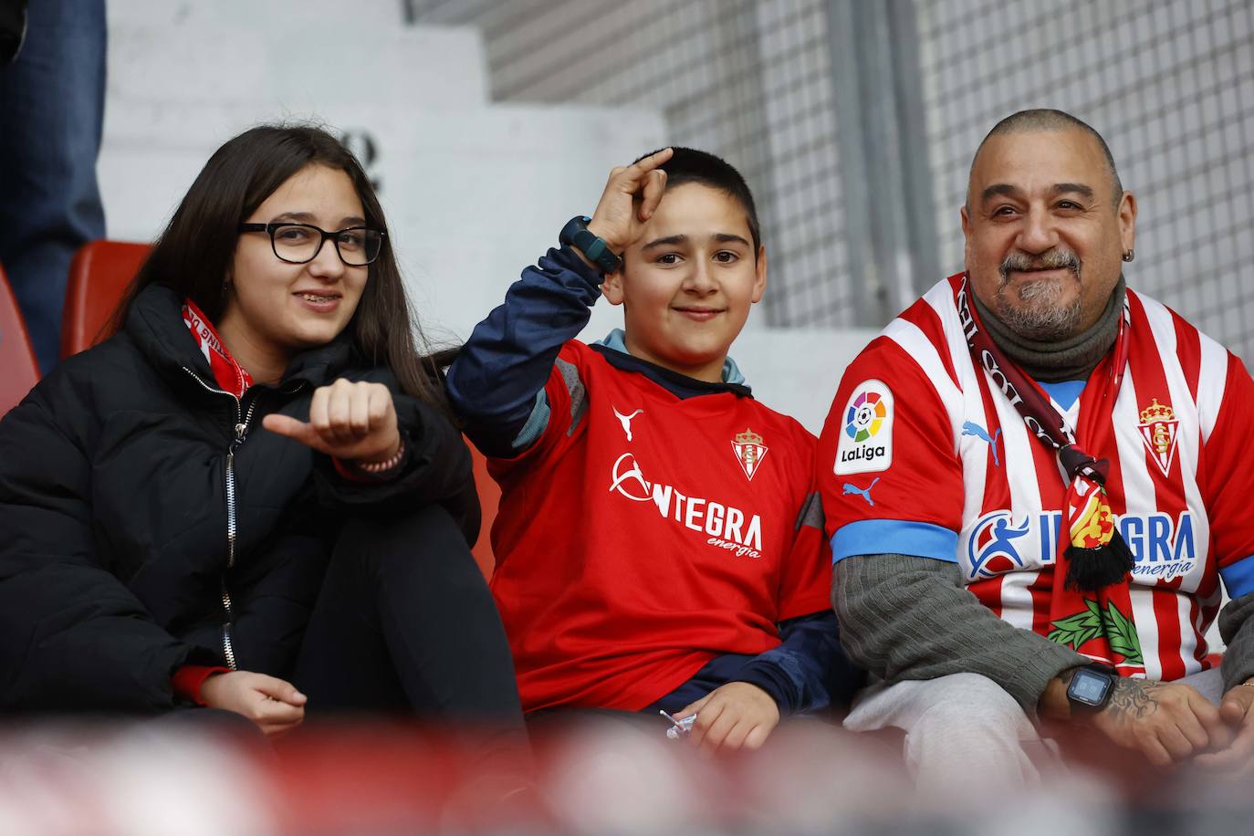 Fotos: ¿Estuviste en el Sporting - Huesca? ¡Búscate en El Molinón!