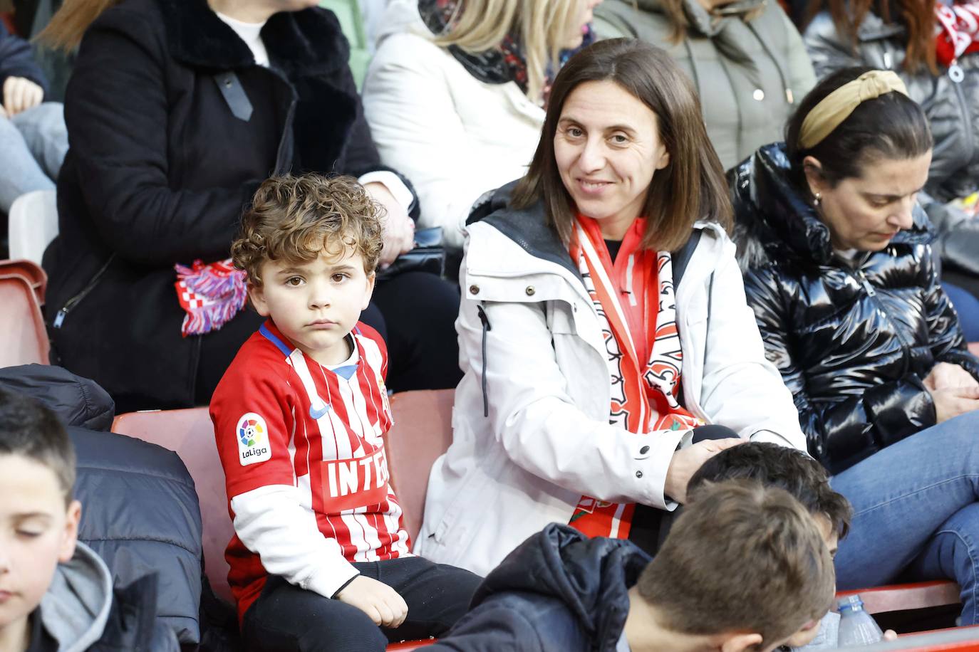 Fotos: ¿Estuviste en el Sporting - Huesca? ¡Búscate en El Molinón!