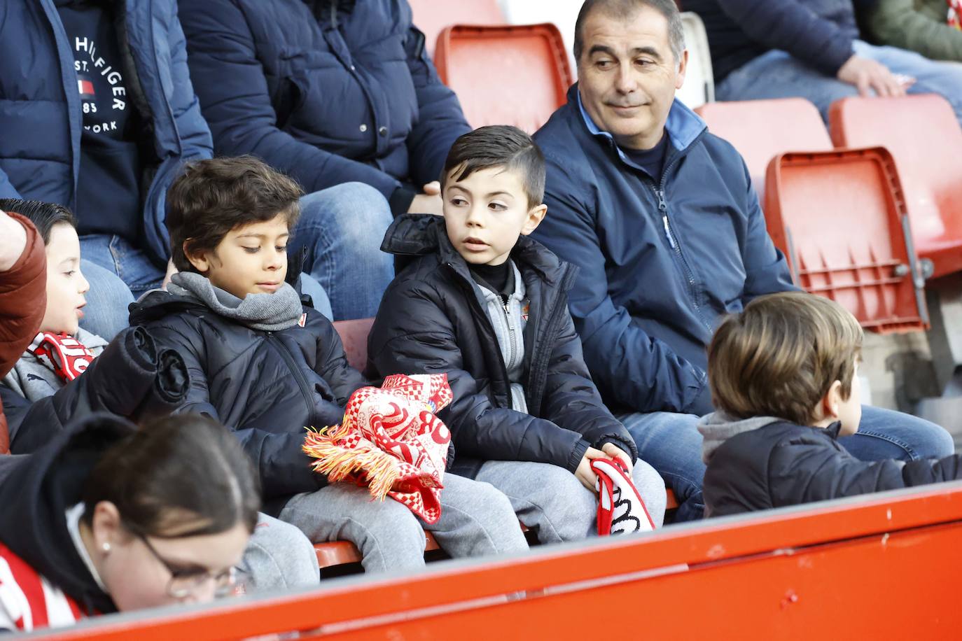 Fotos: ¿Estuviste en el Sporting - Huesca? ¡Búscate en El Molinón!