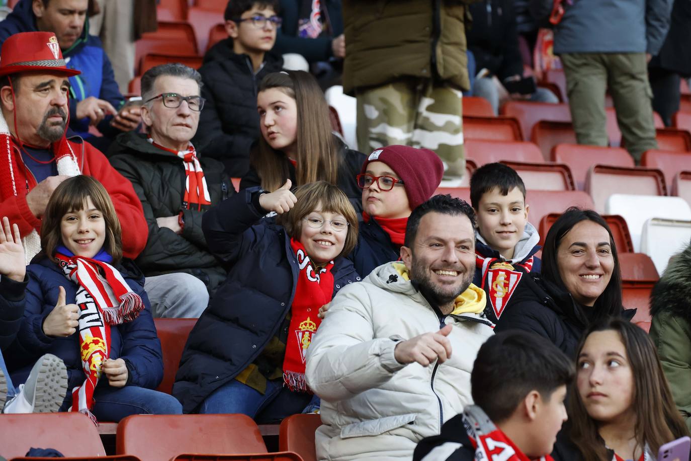 Fotos: ¿Estuviste en el Sporting - Huesca? ¡Búscate en El Molinón!