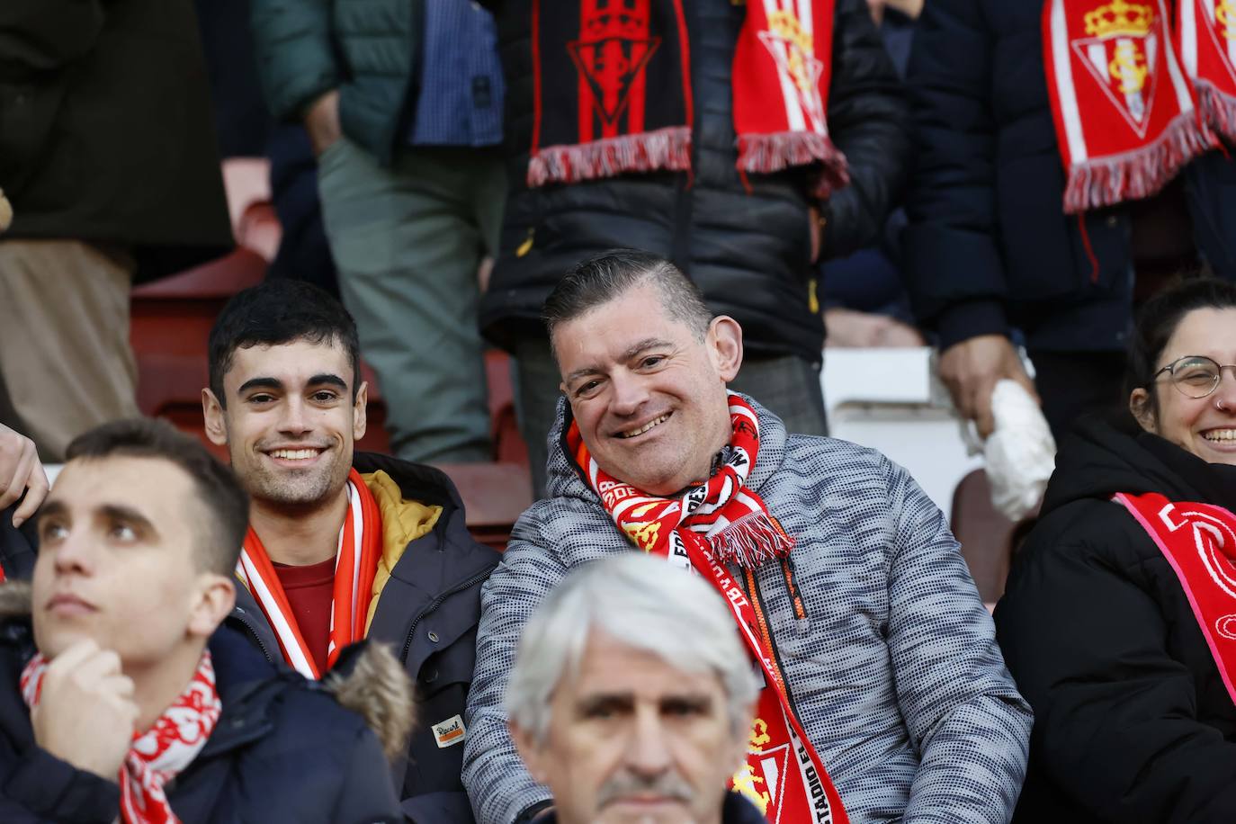 Fotos: ¿Estuviste en el Sporting - Huesca? ¡Búscate en El Molinón!