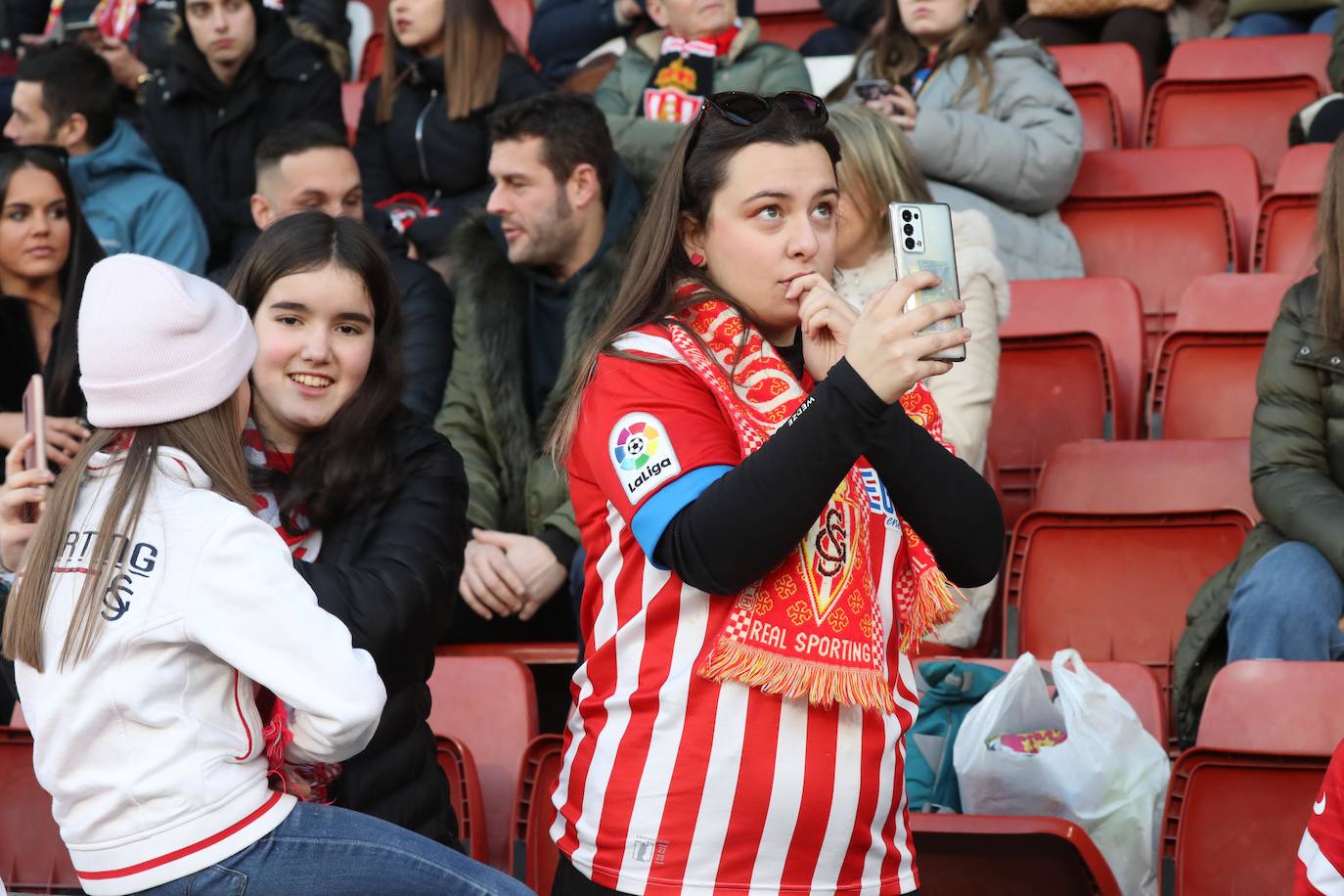 Fotos: ¿Estuviste en el Sporting - Huesca? ¡Búscate en El Molinón!