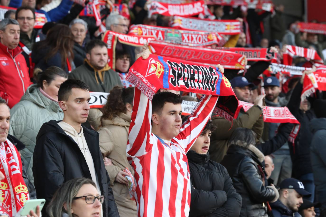 Fotos: ¿Estuviste en el Sporting - Huesca? ¡Búscate en El Molinón!