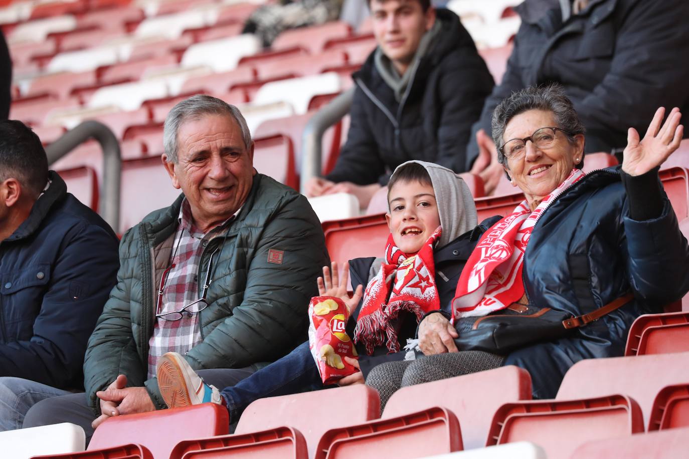 Fotos: ¿Estuviste en el Sporting - Huesca? ¡Búscate en El Molinón!