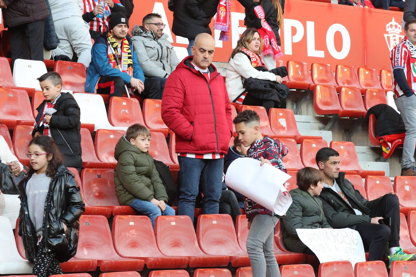 Fotos: ¿Estuviste en el Sporting - Huesca? ¡Búscate en El Molinón!