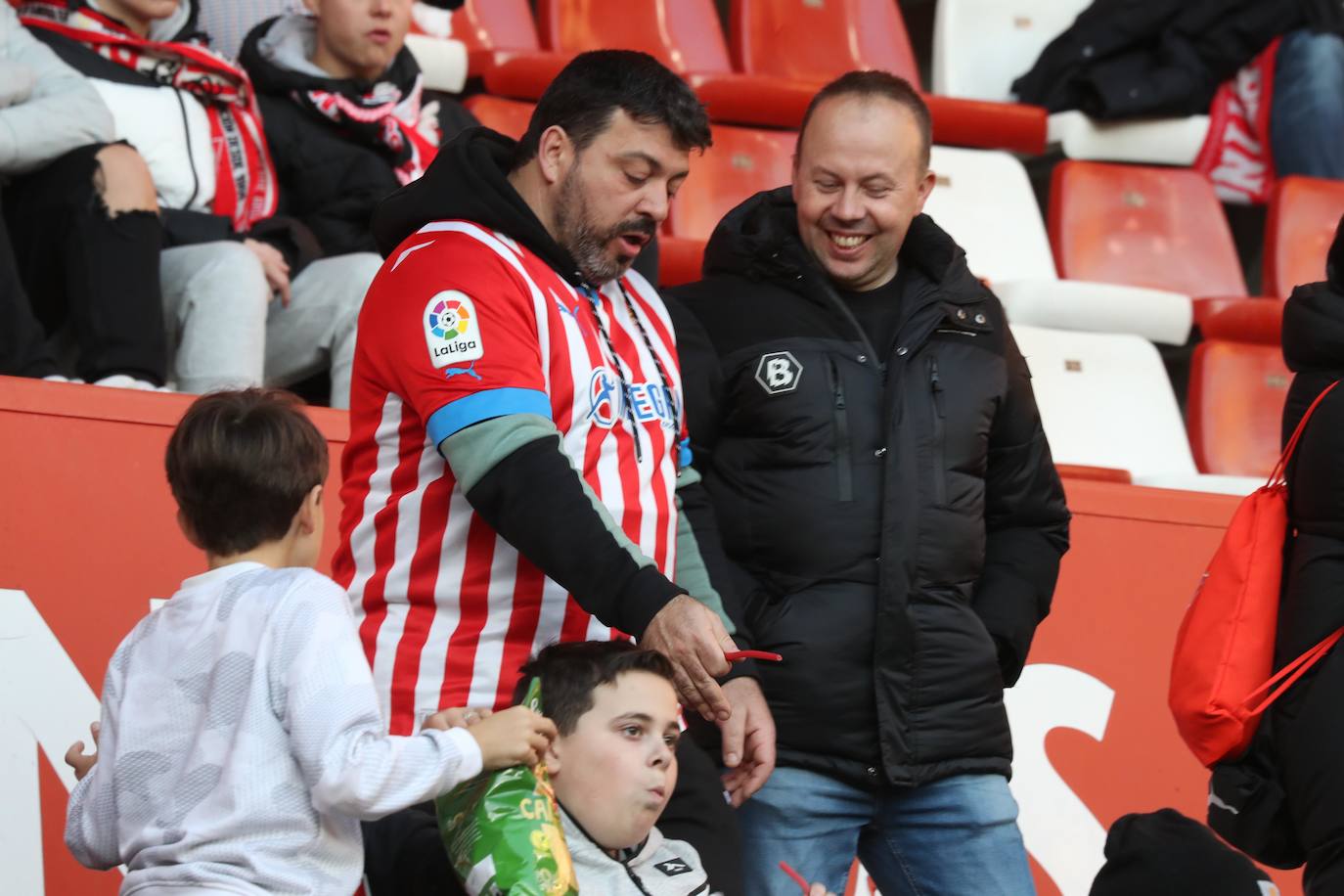 Fotos: ¿Estuviste en el Sporting - Huesca? ¡Búscate en El Molinón!