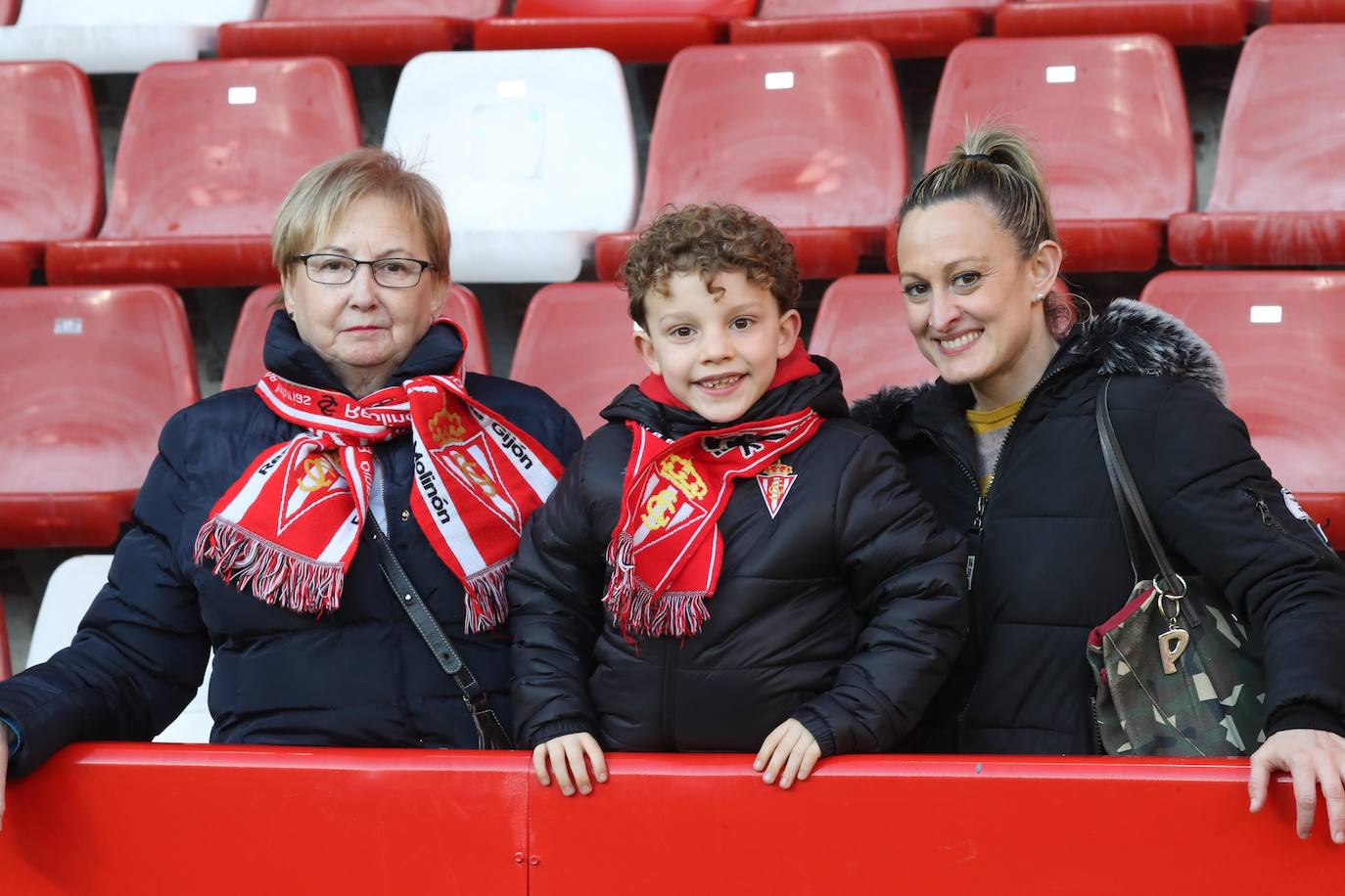 Fotos: ¿Estuviste en el Sporting - Huesca? ¡Búscate en El Molinón!