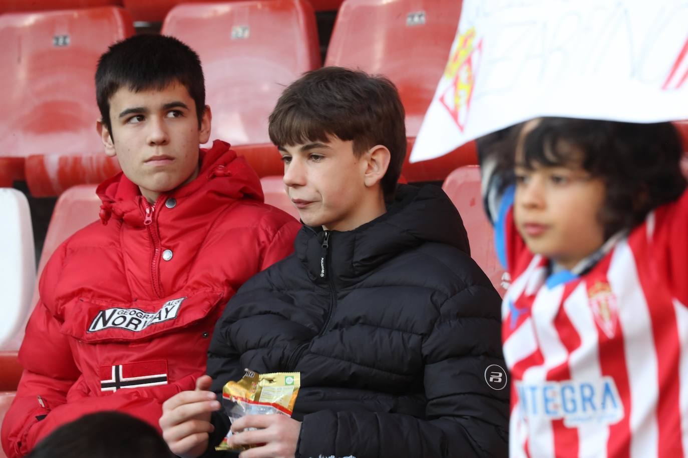 Fotos: ¿Estuviste en el Sporting - Huesca? ¡Búscate en El Molinón!