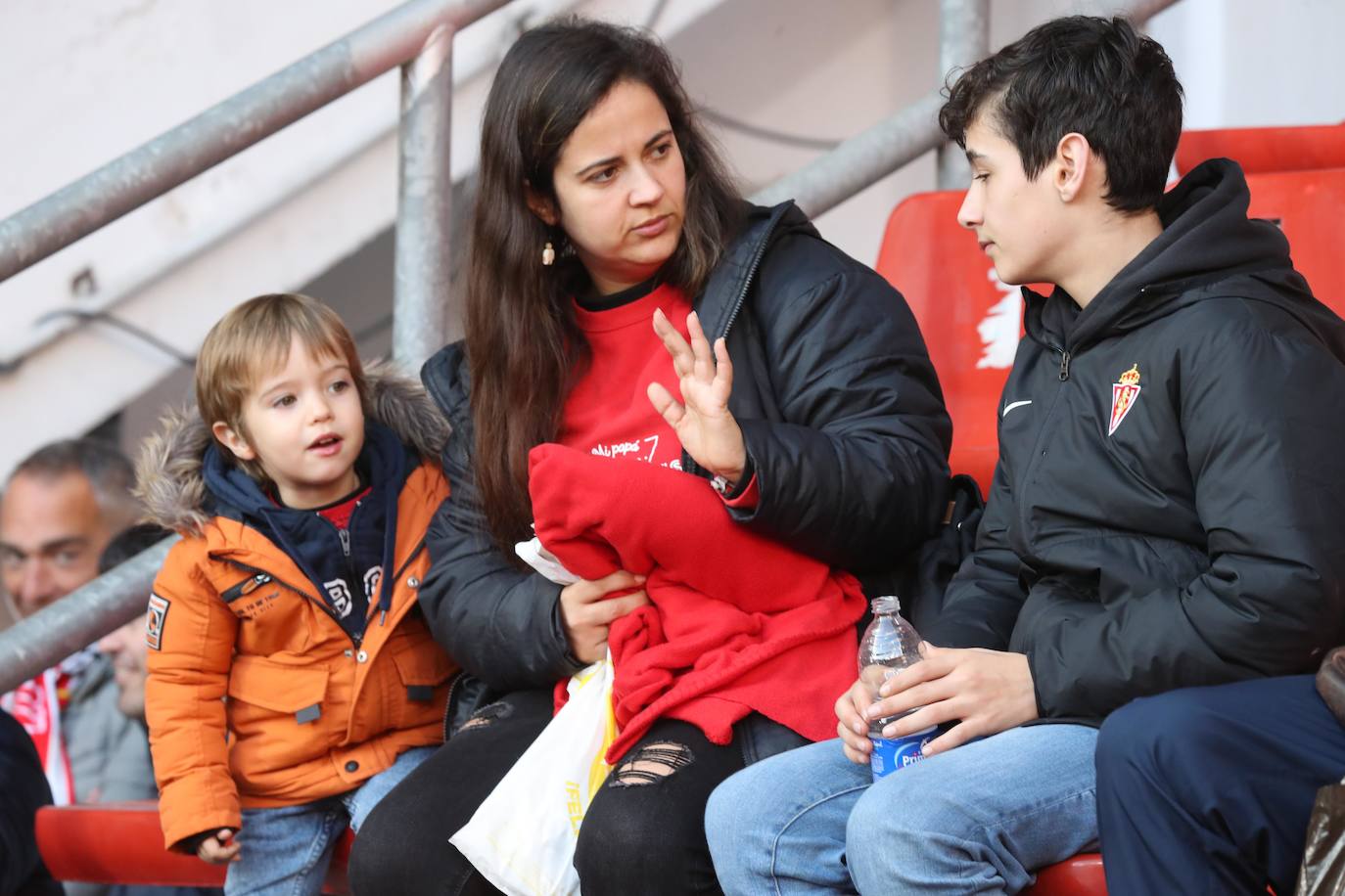 Fotos: ¿Estuviste en el Sporting - Huesca? ¡Búscate en El Molinón!