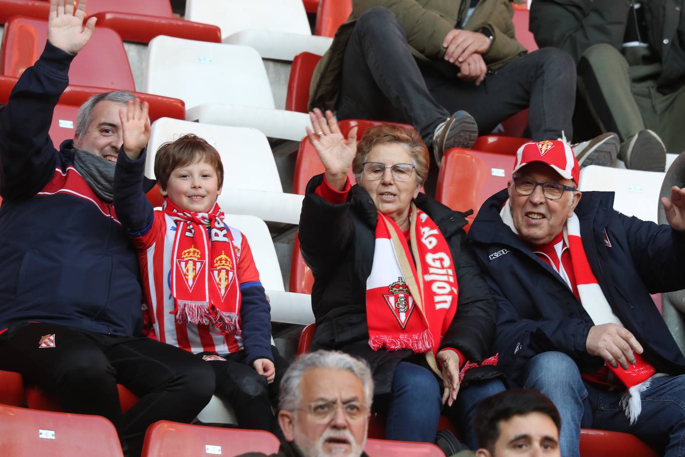 Fotos: ¿Estuviste en el Sporting - Huesca? ¡Búscate en El Molinón!